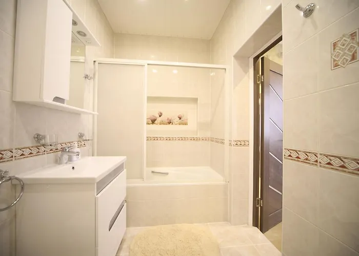 Three Bedroom - Next To St Peters Church *